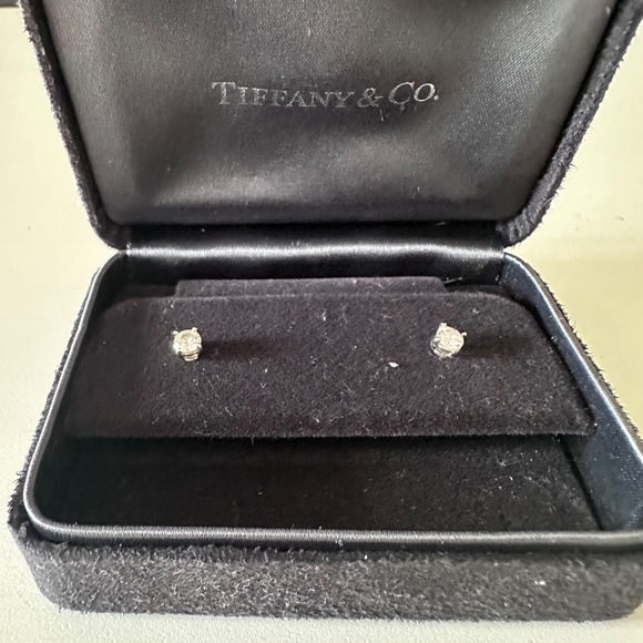 Tiffany & Co Diamond Studs in platinum - Picture 2 of 5